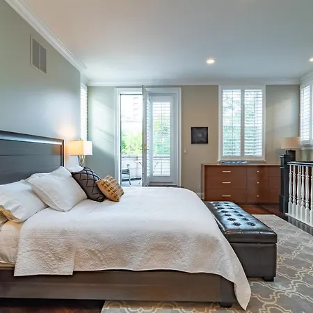Luxurious Gold Coast 4br 4-story With Parking Sleeps 12 Guests * Chicago