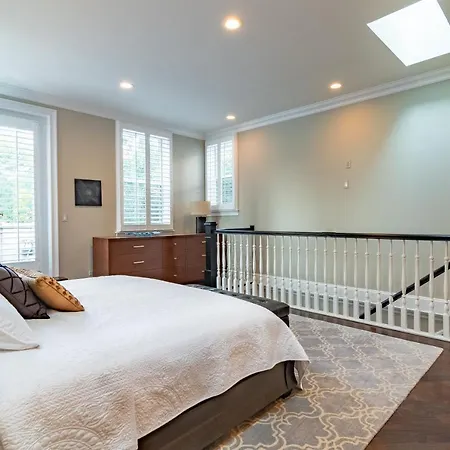 Villa Luxurious Gold Coast 4br 4-story With Parking Sleeps 12 Guests