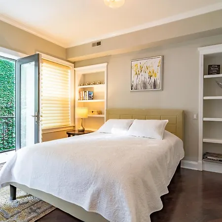 Luxurious Gold Coast 4br 4-story With Parking Sleeps 12 Guests Chicago