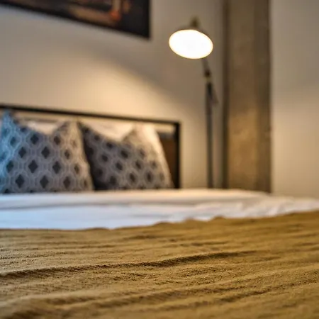 Luxury 3br Spacious Sleeps 8 Guests With Patio, Skyline View, Optional Parking And Gym Access Near Mccormick Place And Lakefront Apartment *