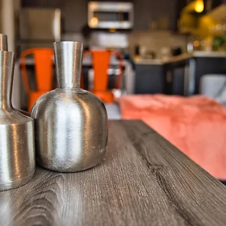 Apartment Luxury 3br Spacious Sleeps 8 Guests With Patio, Skyline View, Optional Parking And Gym Access Near Mccormick Place And Lakefront *