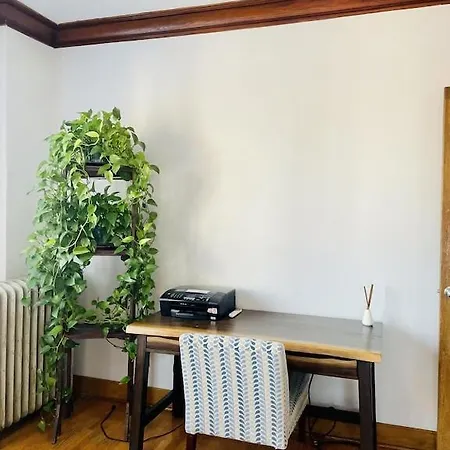 Apartment The Karlov. Gorgeous ,spacious 2bd/ 1ba W/ Parking *