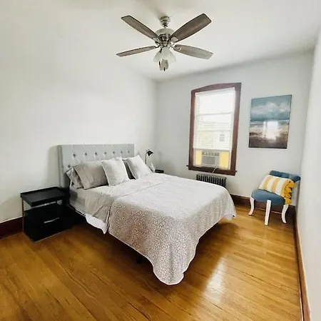 Apartment The Karlov. Gorgeous ,spacious 2bd/ 1ba W/ Parking Chicago