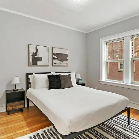 Charming 1br Unit Close To Vibrant Shops & Dining - Montrose 1b Apartment *