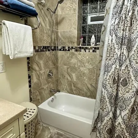Beautiful Hyde Park Brownstone Apartment