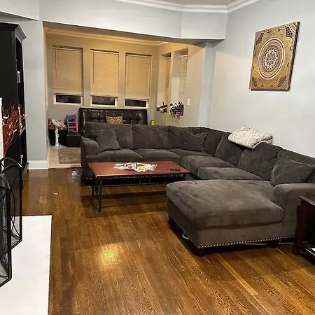 Beautiful Hyde Park Brownstone Apartment *