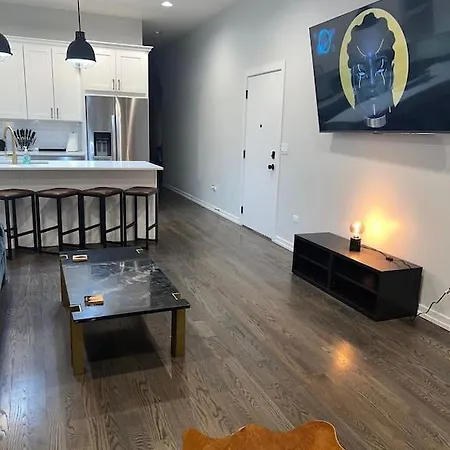 Apartment Brand New Close To Downtown *