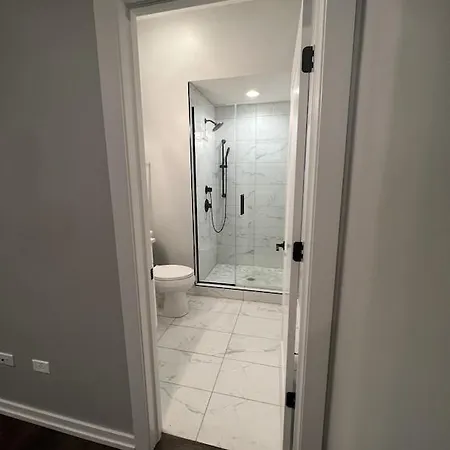 Apartment Brand New Close To Downtown *