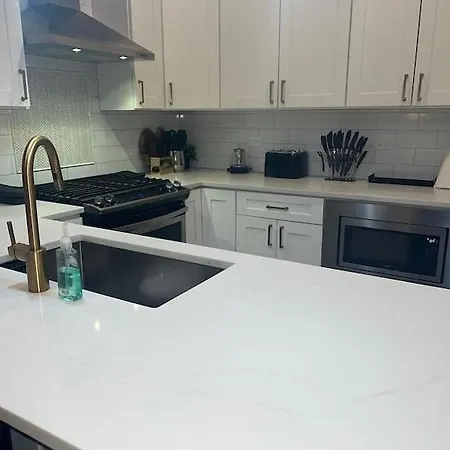 Brand New Close To Downtown Apartment *