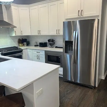 Apartment Brand New Close To Downtown *