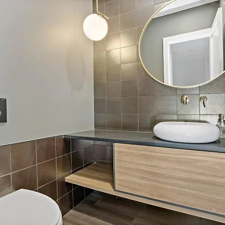 Spacious 4 Bedroom * Chicago
