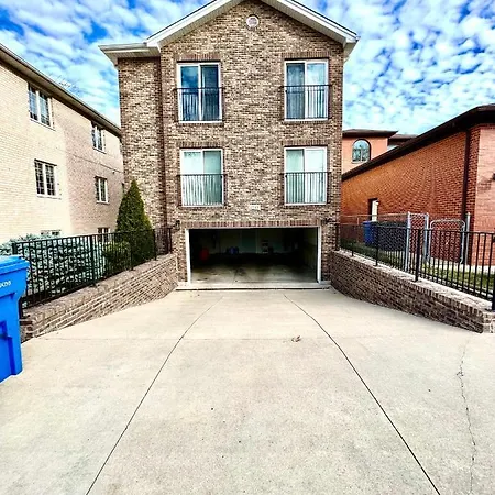 Luxurious 3br 3ba Duplex With King Bed, Gym And Big Yard