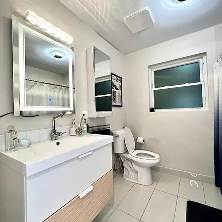Luxurious 3br 3ba Duplex With King Bed, Gym And Big Yard *