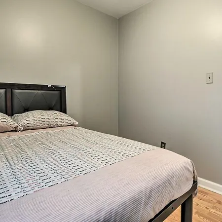 Quiet Townhome: Walk To Subway Stations Holiday home *