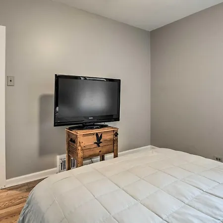 Holiday home Quiet Townhome: Walk To Subway Stations