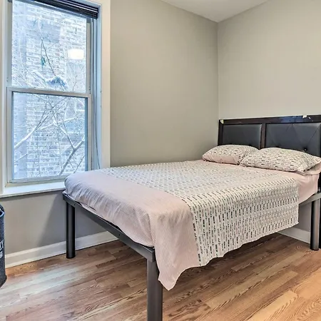 Quiet Townhome: Walk To Subway Stations