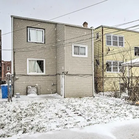 Quiet Townhome: Walk To Subway Stations Holiday home