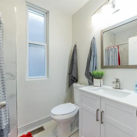 Luxury Th Is A 10-minute Drive To Dwtn, Perfect For City Access Rsv Now Apartment Chicago