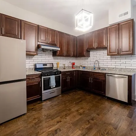 Luxury Th Is A 10-minute Drive To Dwtn, Perfect For City Access Rsv Now Apartment *