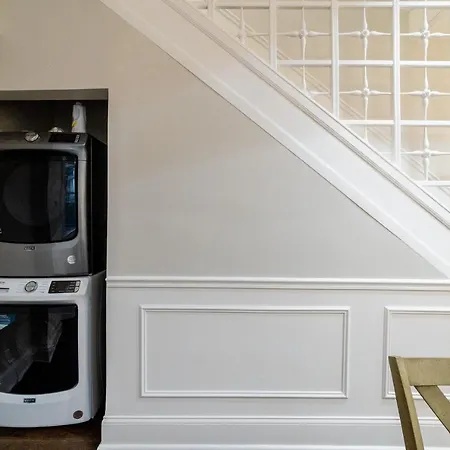 Apartment Luxury Th Is A 10-minute Drive To Dwtn, Perfect For City Access Rsv Now Chicago