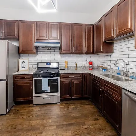 Apartment Luxury Th Is A 10-minute Drive To Dwtn, Perfect For City Access Rsv Now *