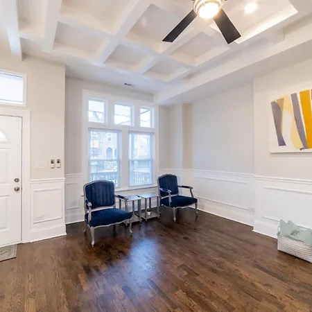 Luxury Th Is A 10-minute Drive To Dwtn, Perfect For City Access Rsv Now Apartment Chicago
