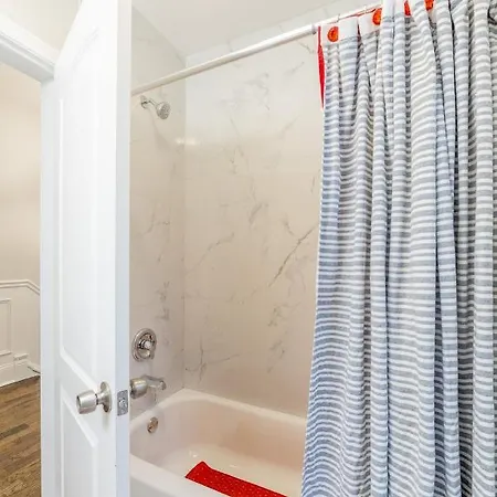 Luxury Th Is A 10-minute Drive To Dwtn, Perfect For City Access Rsv Now