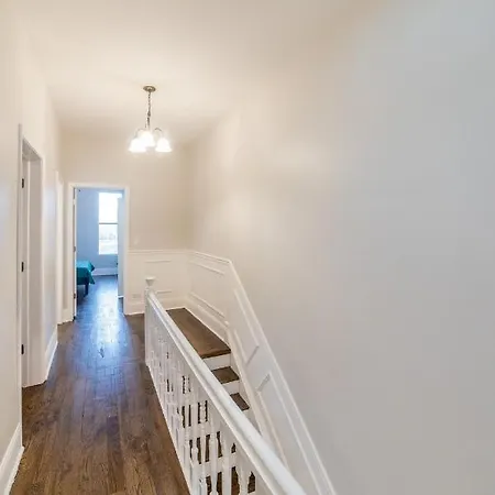 Luxury Th Is A 10-minute Drive To Dwtn, Perfect For City Access Rsv Now Apartment *