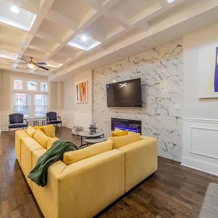 Luxury Th Is A 10-minute Drive To Dwtn, Perfect For City Access Rsv Now Apartment *