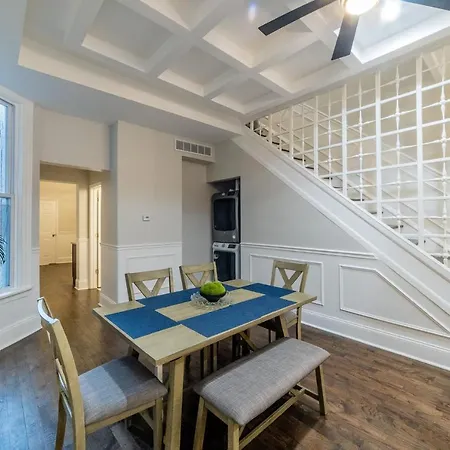 Luxury Th Is A 10-minute Drive To Dwtn, Perfect For City Access Rsv Now Apartment