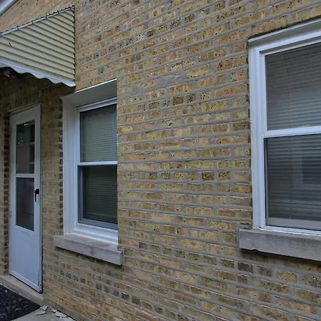 Sleeps 4 With Free Parking Chicago