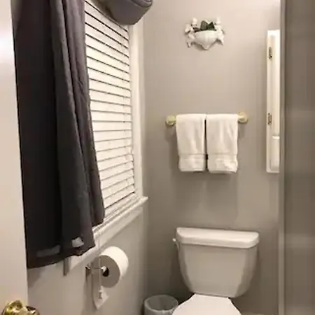 Apartment Sleeps 4 With Free Parking Chicago