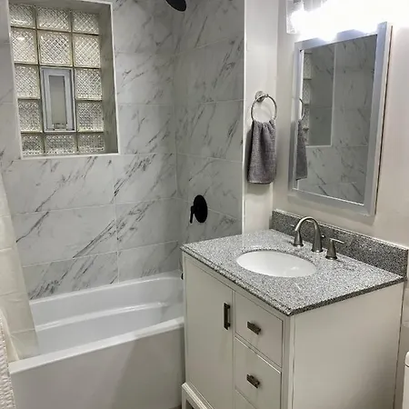 Apartment Lincoln Park With Backyard! *