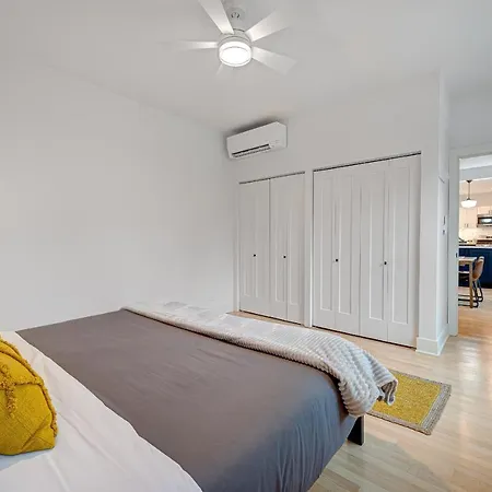 Apartment Pet Friendly Southport Corridor - Amazing Shopping At Your Doorstep!