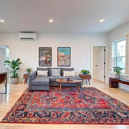 Apartment Pet Friendly Southport Corridor - Amazing Shopping At Your Doorstep! *