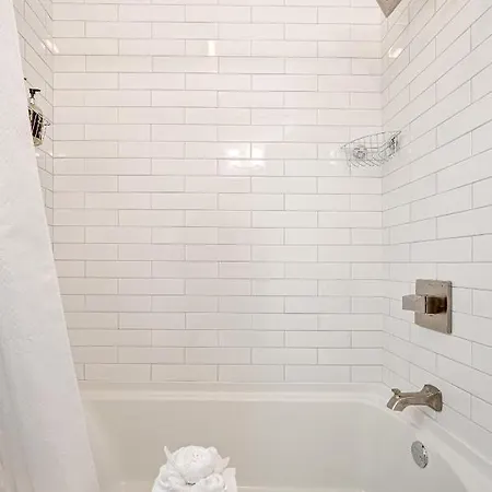 Avondale Near Classic Bars, Eateries, And More! Apartment Chicago