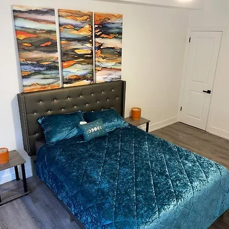 Luxury 3 Bedroom With Fireplace & Lake View! Apartment