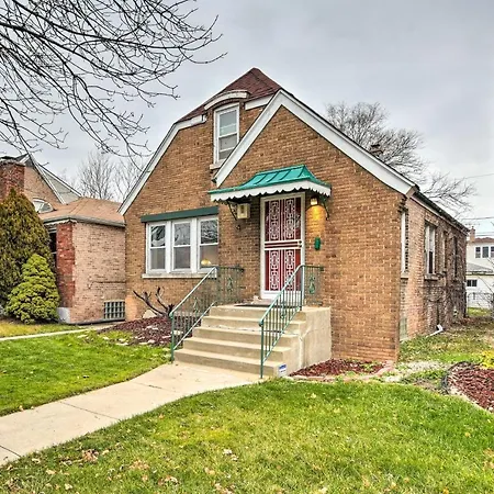 With Spacious Yard 14 Mi To Dtwn *