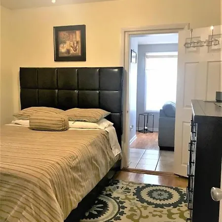 Sleeps 4 With Free Parking * Chicago