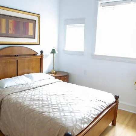 Bootlegger House Sleeps 10-20 Free Tv & Parking Apartment Chicago