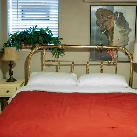 Bootlegger House Sleeps 10-20 Free Tv & Parking