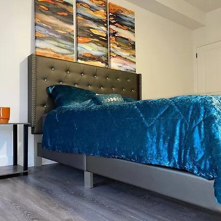 Luxury 3 Bedroom With Fireplace & Lake View! Apartment