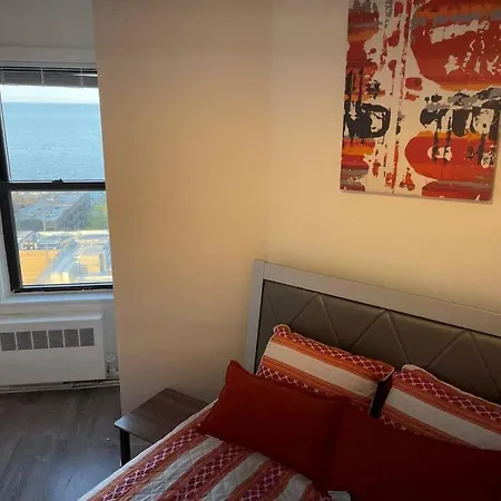 Luxury 3 Bedroom With Fireplace & Lake View! Apartment *