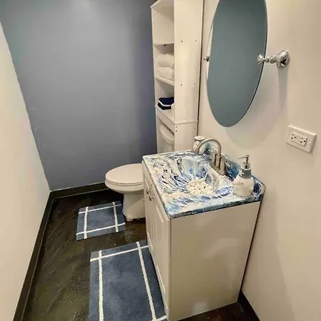 Modern 2br West Loop Free Parking *