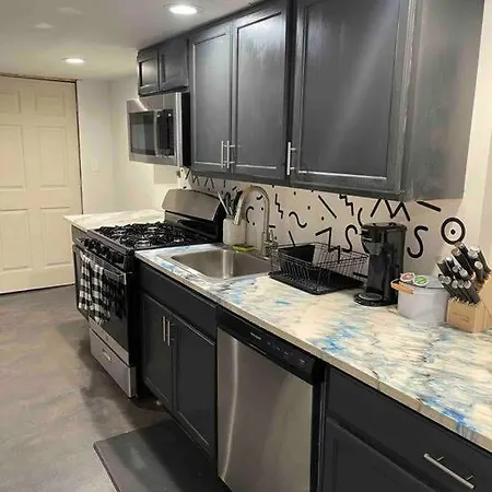 Modern 2br West Loop Free Parking *