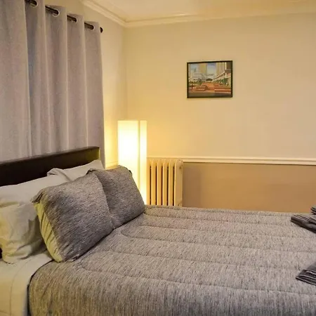 Homey Studio Near Wrigley Field Chicago