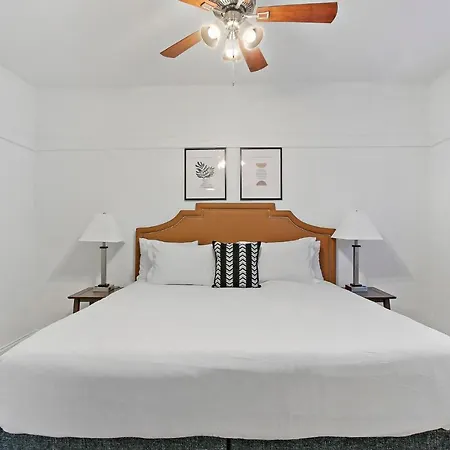 3br Sparkling Elegant Apt With Kitchen Near Boystown - Cornelia 3n * Chicago