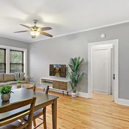 3br Sparkling Elegant Apt With Kitchen Near Boystown - Cornelia 3n Apartment