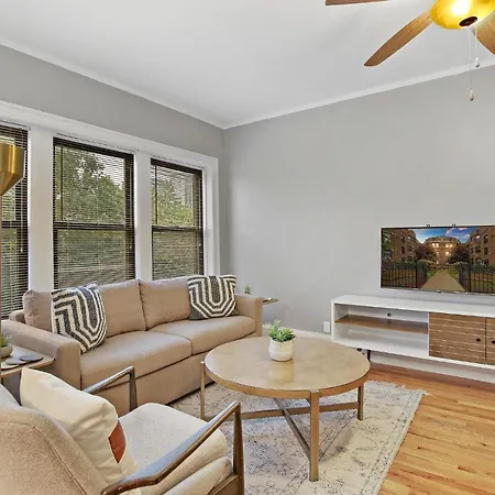 Apartment 3br Sparkling Elegant Apt With Kitchen Near Boystown - Cornelia 3n