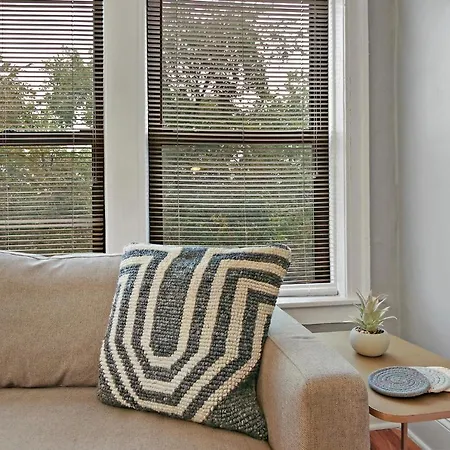 3br Sparkling Elegant Apt With Kitchen Near Boystown - Cornelia 3n *